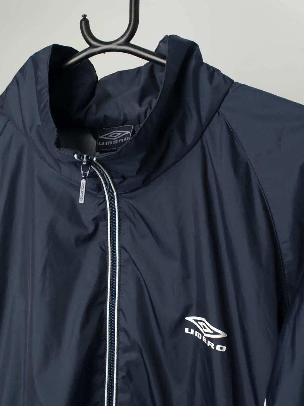 Vintage Umbro navy windbreaker jacket in navy blue – Small