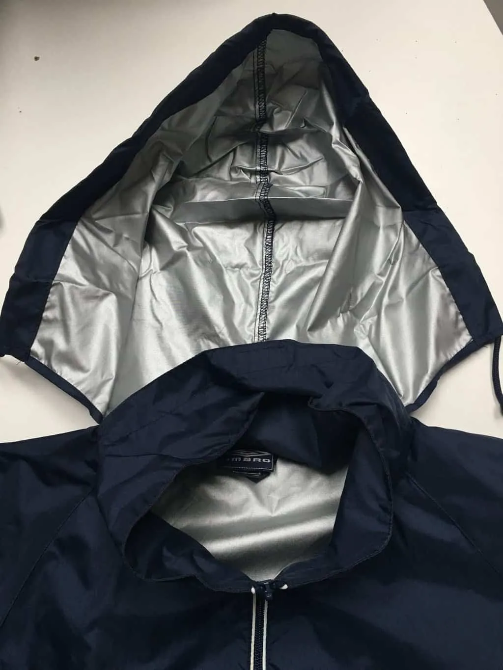 Vintage Umbro navy windbreaker jacket in navy blue – Small