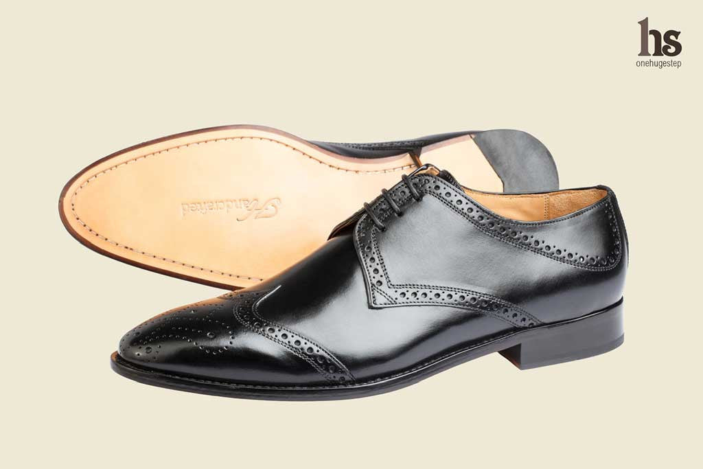 Wingcap Brogue Derby With Medallion – Black